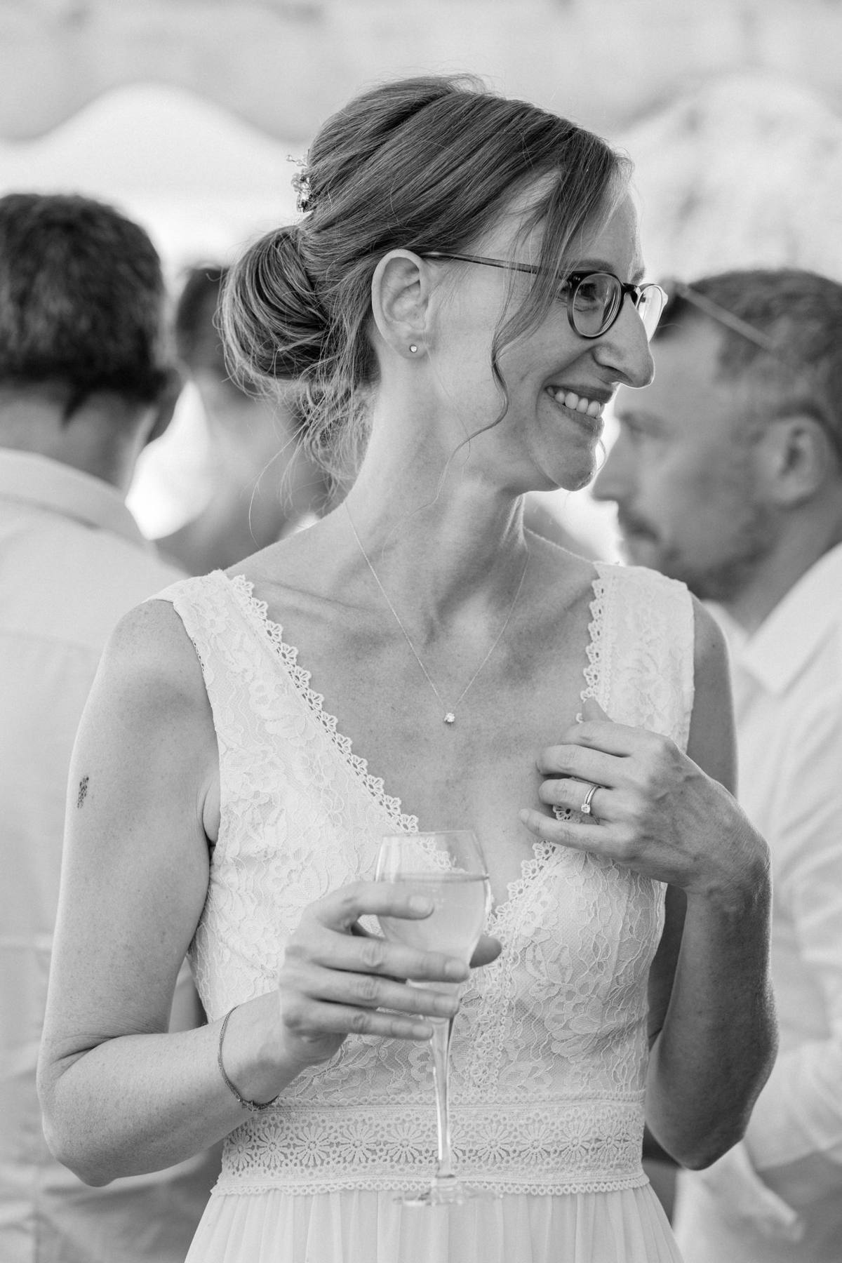 Mariée qui rit, en noir et blanc