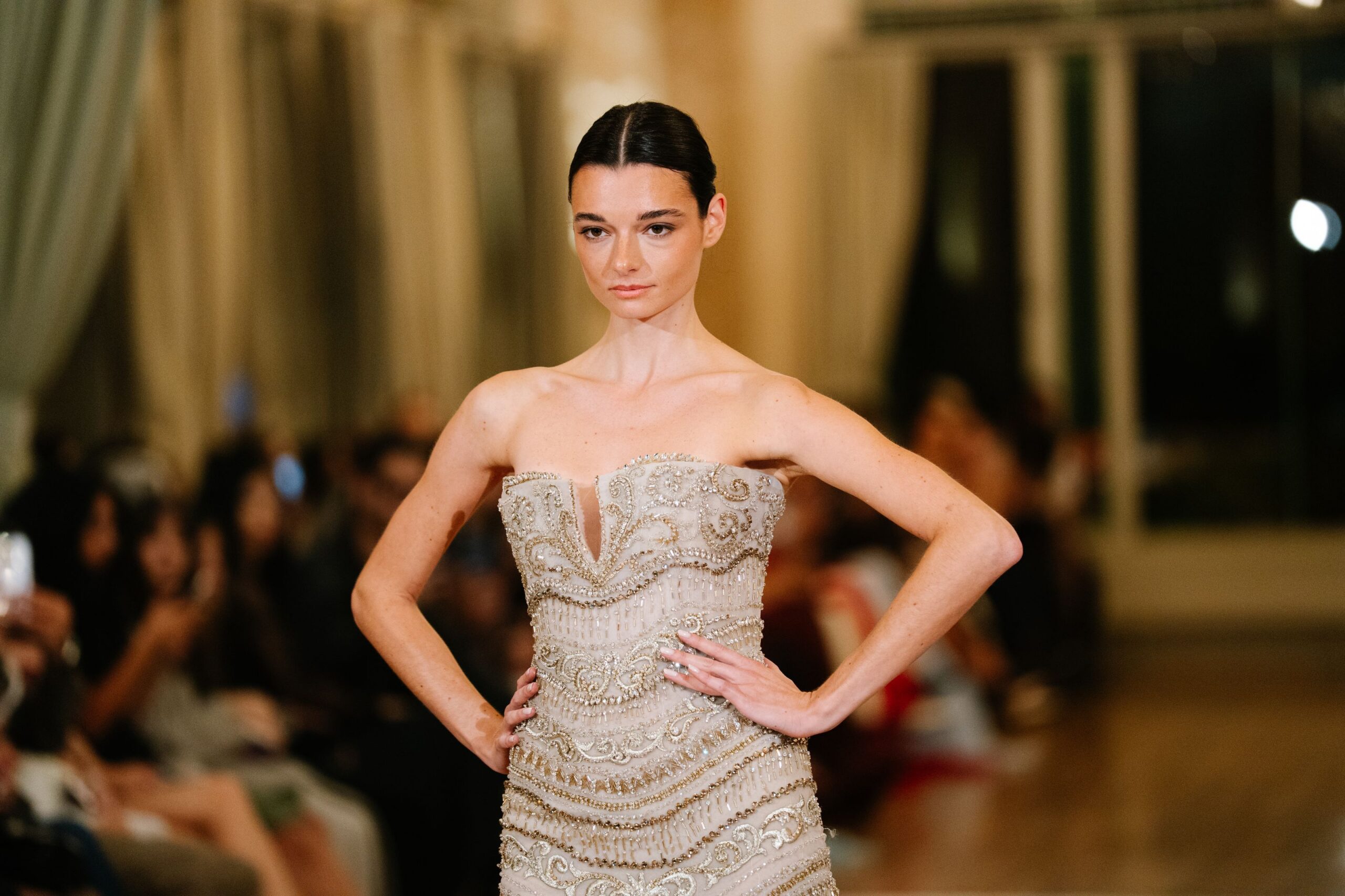 Défilé de robes de mariée haute couture dans un salon parisien